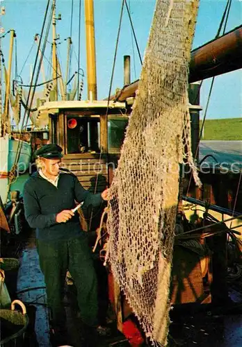 AK / Ansichtskarte Fischerei Fischermatrose Netzflicken  Kat. Handwerk