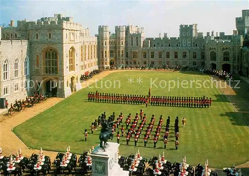 AK / Ansichtskarte Leibgarde Wache Windsor Castle The Quadrangle  Kat. Polizei