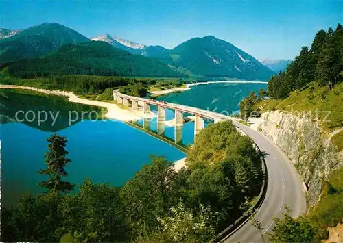 AK / Ansichtskarte Sylvensteinsee Lenggries Stausee Deutsche Alpenstrasse mit Faller Klammbruecke Raststaette Hotel Jaeger von Fall gegen Scharfreiter Karwendel