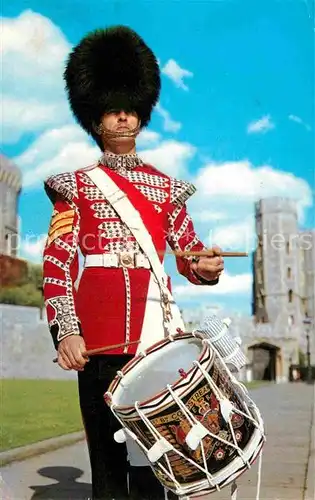 AK / Ansichtskarte Leibgarde Wache Sergeant Drummer Coldstream Guards Windsor Castle  Kat. Polizei