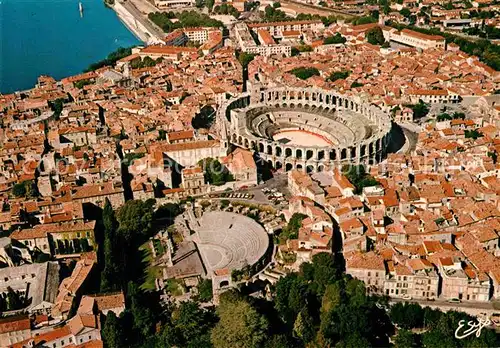 AK / Ansichtskarte Arles Bouches du Rhone Theatre Antique et les arenes romaines vue aerienne Kat. Arles