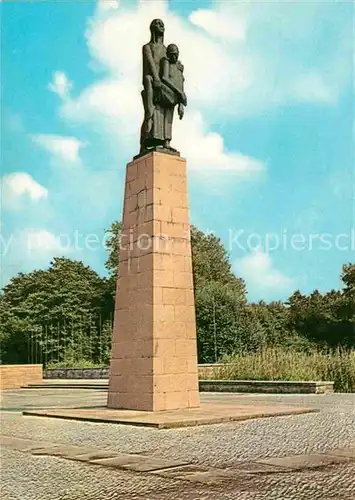 AK / Ansichtskarte Ravensbrueck Nationale Mahn und Gedenkstaette Monument am See mit Plastik von Will Lammert Kat. Fuerstenberg