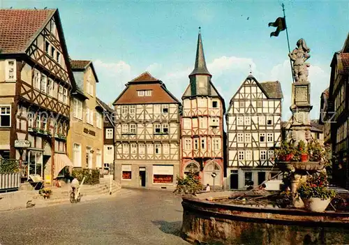 AK / Ansichtskarte Fritzlar Markt mit Rolandsbrunnen Altstadt Fachwerkhaeuser Kat. Fritzlar