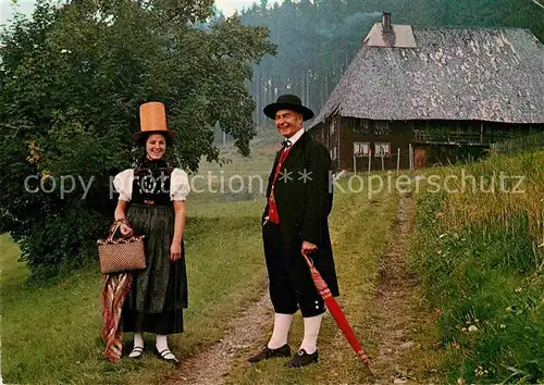 AK / Ansichtskarte Voehrenbach Original Voehrenbacher Trachtenpaar Schwarzwald Kat. Voehrenbach