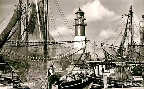 AK / Ansichtskarte Leuchtturm Lighthouse Krabbenfischer beim Netzflicken Buesum  Kat. Gebaeude