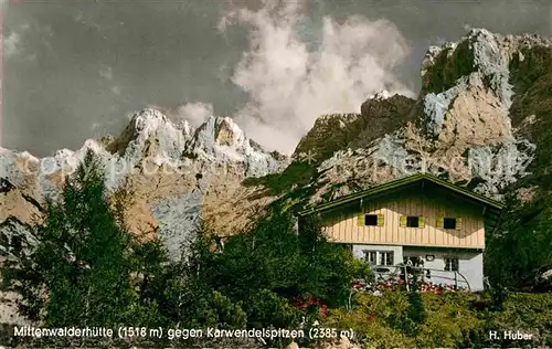 AK / Ansichtskarte Mittenwald Bayern Mittenwalder Huette gegen Karwendelspitzen Kat. Mittenwald