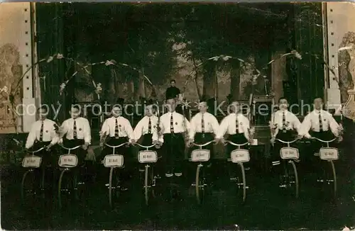 AK / Ansichtskarte Frankfurt Main Gruppenfoto Fahrrad  Kat. Frankfurt am Main