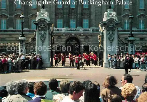 AK / Ansichtskarte Leibgarde Wache Changing the Guard Buckingham Palace London  Kat. Polizei