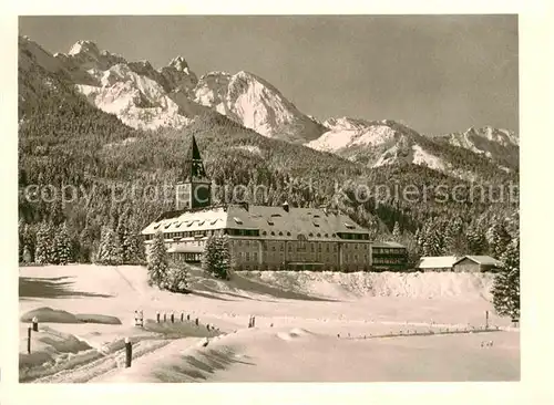 AK / Ansichtskarte Elmau Schloss mit Dreitorspitze Winterpanorama Alpen Kat. Kruen