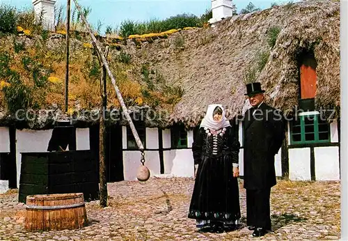 AK / Ansichtskarte Daenemark Insel im Kattegat Museumsgaarden Byrum Tracht altes Reetdachhaus Kat. Daenemark