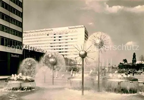 AK / Ansichtskarte Dresden Prager Strasse Hotel Wasserspiele Kat. Dresden Elbe