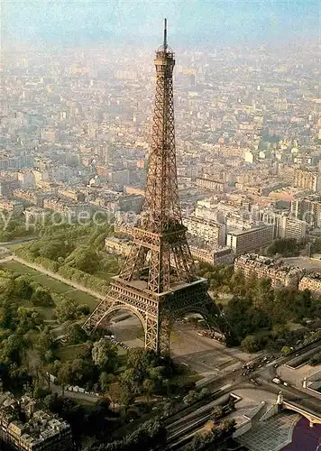 AK / Ansichtskarte Paris La Tour Eiffel Vue aerienne Kat. Paris