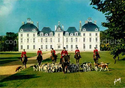 AK / Ansichtskarte Cheverny Chateau mit Jaegern zu Pferd und Hunden Kat. Cheverny