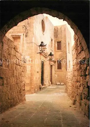 AK / Ansichtskarte Gozo Malta Typische Strasse mit der Zitadelle Kat. Malta