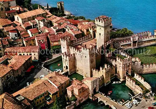 AK / Ansichtskarte Sirmione Castello Schloss Gardasee Fliegeraufnahme