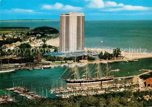 AK / Ansichtskarte Travemuende Ostseebad Hafen Segelschiff Viermaster Hotel Neptun Strand Kat. Luebeck