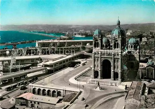 AK / Ansichtskarte Marseille Bouches du Rhone Cathedrale Quai de la Joliette Entree des Ports vue aerienne