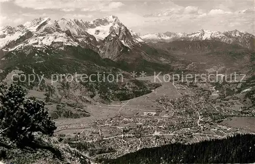 AK / Ansichtskarte Garmisch Partenkirchen Wankblick mit Zugspitzgruppe Kat. Garmisch Partenkirchen