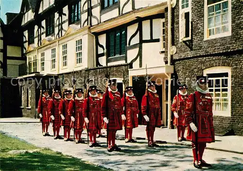 AK / Ansichtskarte Leibgarde Wache Yeomen Warders Ceremonial Church Parade Tower of London  Kat. Polizei