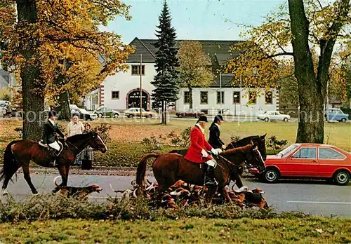 AK / Ansichtskarte Neuhaus Solling Haus des Gastes Pferdesport Fuchsjagd Kat. Holzminden