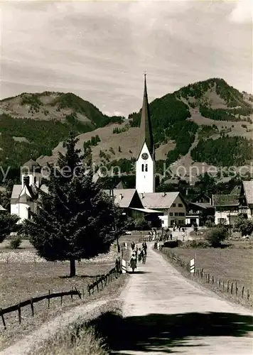 AK / Ansichtskarte Fischen Allgaeu Kirche Dorfstrasse  Kat. Fischen i.Allgaeu