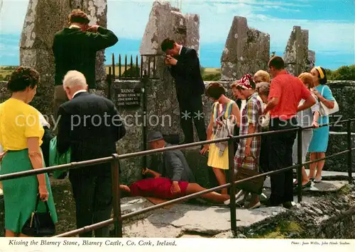 AK / Ansichtskarte Cork Kissing the Blarney Stone Blarney Castle Kat. Cork