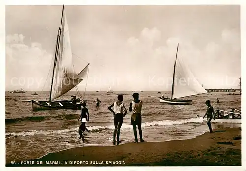 AK / Ansichtskarte Forte dei Marmi Diporto sulla Spiaggia Segelboot  Kat. Italien