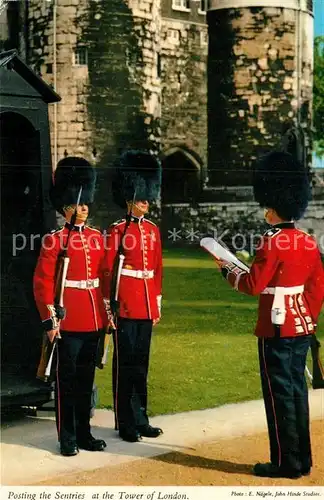 AK / Ansichtskarte Leibgarde Wache Posting the Sentries Tower of London  Kat. Polizei