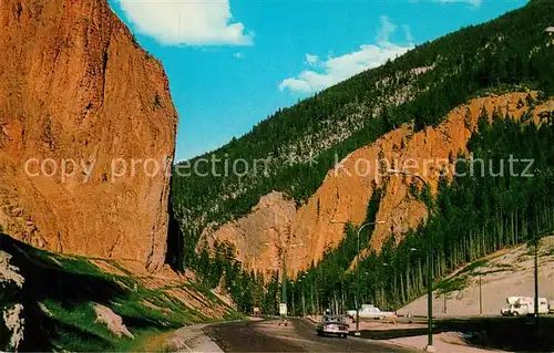 AK / Ansichtskarte Radium Hot Springs BC The red rock and iron gates guard