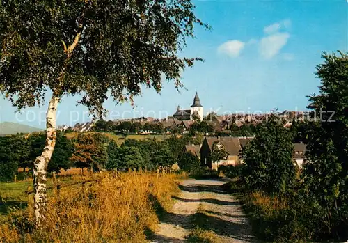 AK / Ansichtskarte Winterberg Hochsauerland Feldweg Ortsansicht mit Kirche Kat. Winterberg