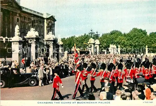 AK / Ansichtskarte Leibgarde Wache Changing the Guard Buckingham Palace  Kat. Polizei