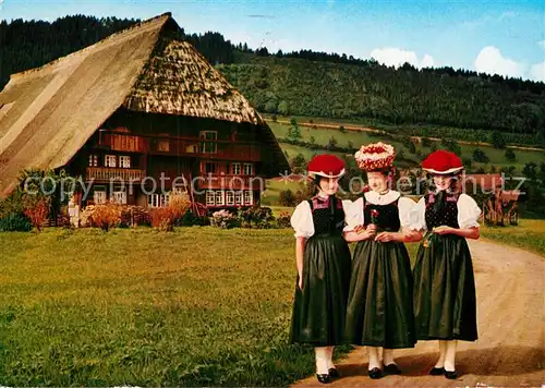 AK / Ansichtskarte Trachten Schwarzwald Gutachtal Schwarzwaldhaus  Kat. Trachten