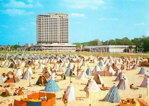 AK / Ansichtskarte Warnemuende Ostseebad Strand mit Hotel Neptun / Rostock /Rostock Stadtkreis