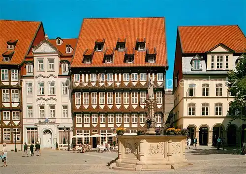 AK / Ansichtskarte Hildesheim Marktplatz und Gildehaus Fachwerkhaeuser Historische Gebaeude Brunnen Kat. Hildesheim