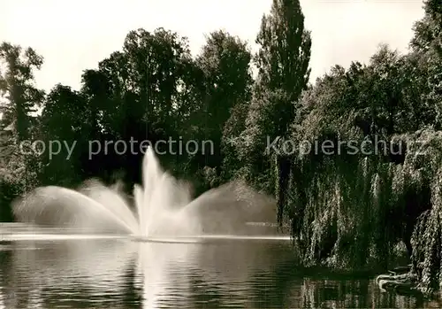 AK / Ansichtskarte Landau Pfalz Springbrunnen Ostpark Weiher Kat. Landau in der Pfalz