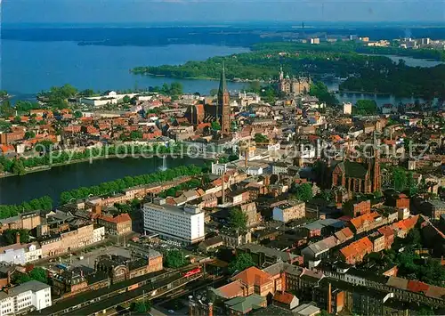 AK / Ansichtskarte Schwerin Mecklenburg Altstadt mit Paulskirche Pfaffenteich Dom und Schloss Fliegeraufnahme Kat. Schwerin