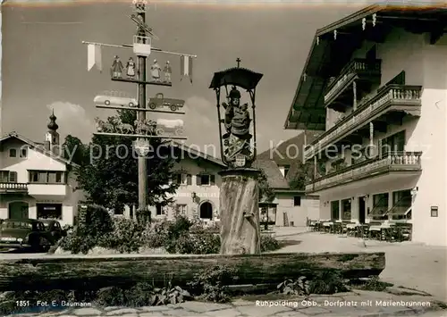 AK / Ansichtskarte Ruhpolding Dorfplatz mit Marienbrunnen Maibaum Brunnen Kat. Ruhpolding