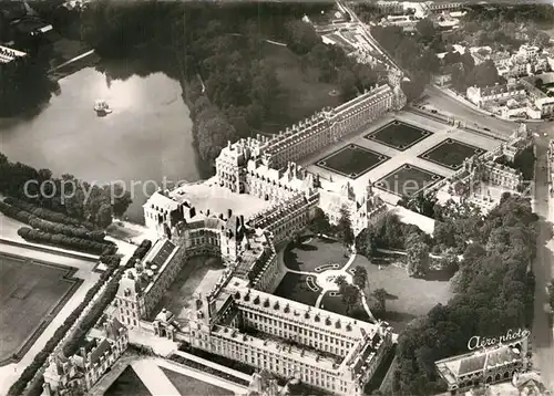 AK / Ansichtskarte Fontainebleau Seine et Marne Chateau vue aerienne Kat. Fontainebleau