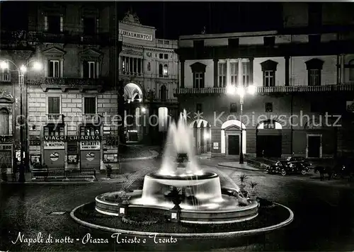 AK / Ansichtskarte Napoli Neapel di notte Piazza Trieste e Trento Fontana Kat. Napoli