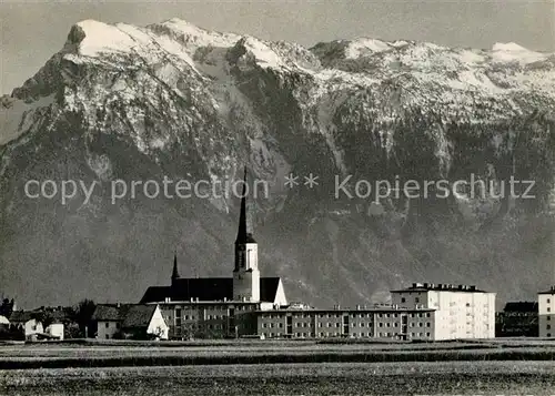 AK / Ansichtskarte Freilassing Ortsmotiv mit Kirche Blick zum Untersberg Berchtesgadener Alpen Kat. Freilassing