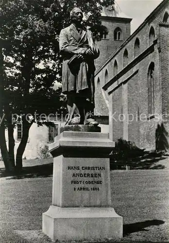 AK / Ansichtskarte Odense Hans Christian Andersens Hus mit Statue Kat. Odense