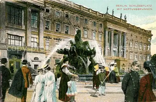 AK / Ansichtskarte Berlin Schlossplatz mit Neptunsbrunnen Kat. Berlin