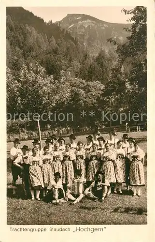 AK / Ansichtskarte Staudach Oberbayern Trachtengruppe Staudach mit Hochgern