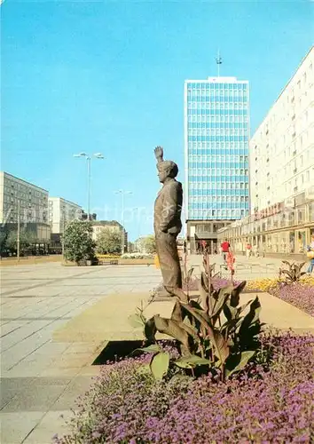 AK / Ansichtskarte Magdeburg Karl Marx Strasse mit Erich Weinert Denkmal und Haus der Lehrer Kat. Magdeburg