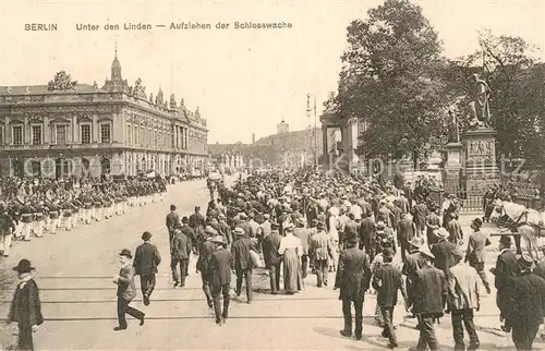 AK / Ansichtskarte Berlin Unter den Linden Aufziehen der Schlosswache Kat. Berlin