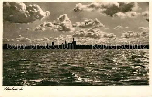 AK / Ansichtskarte Stralsund Mecklenburg Vorpommern Blick vom Wasser aus auf die Stadt Kat. Stralsund