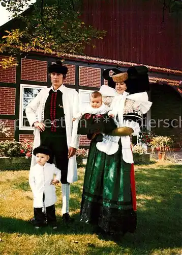 AK / Ansichtskarte Trachten Bueckeburg Trachtenfamilie  Kat. Trachten