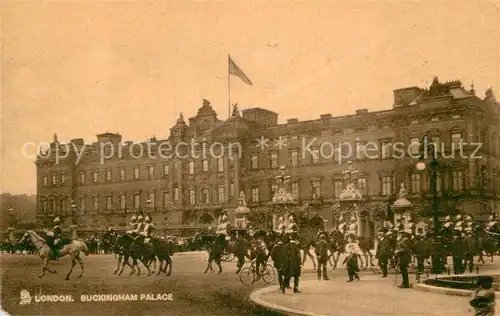 AK / Ansichtskarte London Buckingham Palace Horse Guards Kat. City of London