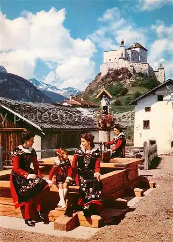 AK / Ansichtskarte Tarasp Engadinerinnen Brunnen Schloss Kat. Tarasp