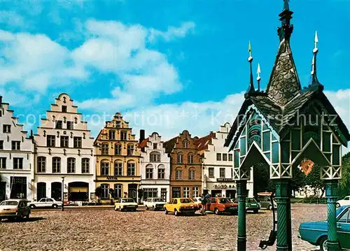 AK / Ansichtskarte Friedrichstadt Eider Marktplatz mit Giebelhaeusern und Marktpumpe Kat. Friedrichstadt